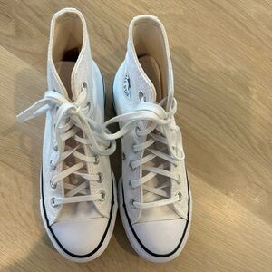 Gently Used Women’s Converse Chuck Taylor Lift in white.